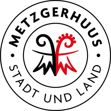 Logo des Metzgerhuus in CH-Füllinsdorf mit stilisierten Bergen und dem Slogan „Stadt und Land“.
